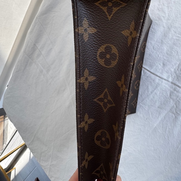 Louis Vuitton Monogram Toiletry 26 - Picture 8 of 10